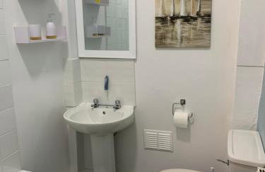 Cosy Wirral home near Liverpool with Free Parking! - Photo 27