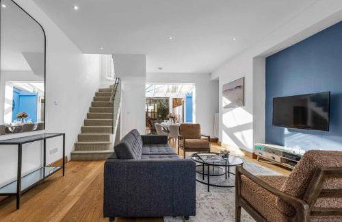 Beautiful 3-Bedroom House with Garden and Rooftop Retreat - Foto 1