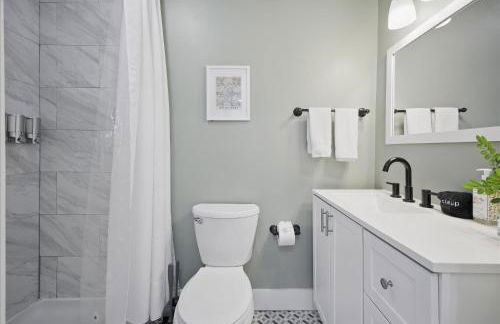 Family Spacious 5BR Retreat w Game Filled Basement Suite - Foto 33