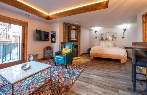 Studio Efficiency Unit with Balcony over Mountaineer Square condo - Foto 1