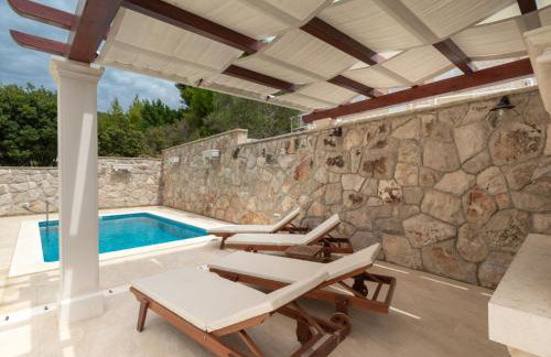 Modern Villa with Pool - Photo 35