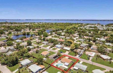 Quaint Coastal Pool Home on Florida's Space Coast - Foto 12