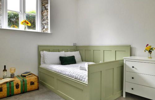 Finest Retreats - Luxury Converted Chapel with Hot Tub & Games Room - Photo 8