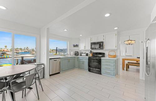 * Large Updated Waterfront Delta Manor Boat Dock * - Foto 12