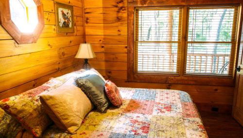 Log Cabin Rental with a Porch near Shenandoah National Park, Virginia - Photo 5