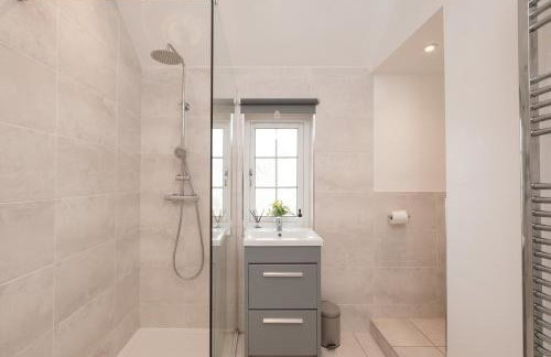 New Long Stays-4Bed-2Bath-Parking-By FabAccommodation - Foto 6