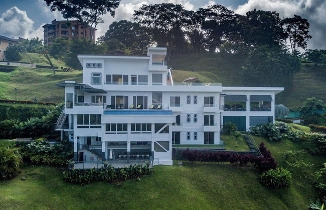 Luxury Hillside Estate at Nativa Resort by RedAwning - Foto 49