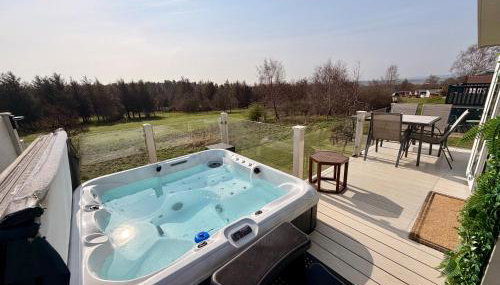 Hot Tub Lodge with Panoramic Views & Free Golf - Foto 2, sunbed