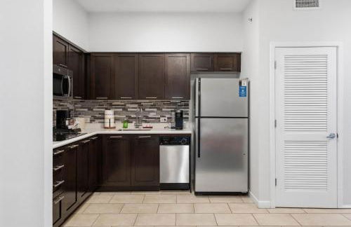 Orlando Getaway with Pool View Balcony - Foto 19