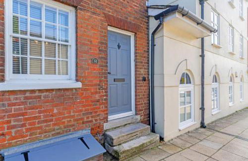 2-Bedroom Stylish & Gorgeous, Cosy Westgate Cottage Retreat, Central Winchester, Free On-Street Parking Permit, with Garden, Close to Cathedral - Sleeps 6, Pets are Welcome - by Blue Puffin Stays - Foto 40