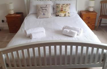 Large private home with small lake and garden - Photo 43