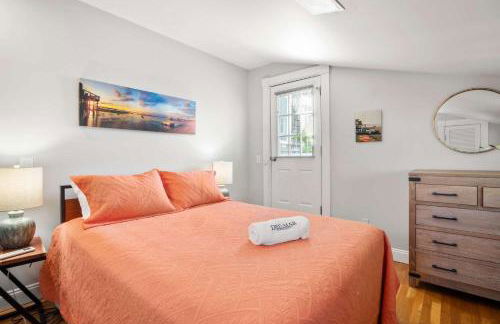 Charming Getaway 1 Block from Beach - Foto 16