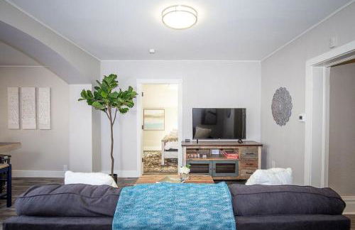 Couples Getaway | Walk to Unc | Free Cruiser Bikes - Foto 8