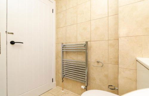 2 Bedroom Flat - Free Parking - by Holiday Homes - Foto 21