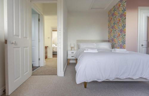 Stylish 3-Bed Home - 2 Mins to Beach & Town - Foto 16