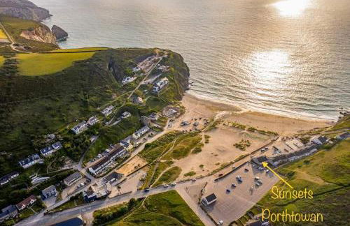 Sunsets In Porthtowan, Beachfront apartment - Photo 3