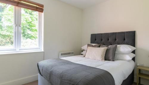 Spacious 2BR Flat - 2 Free Parking Spaces - Near LGW Airport - Foto 3, towels, heating