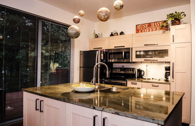 83MF - Lakeside - Hot Tub - WIFI - BBQ - Dock - Sleeps 4 NO PETS - Foto 10