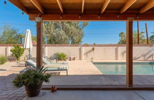 Stylish Mid-Century Oasis with Pool - Foto 22