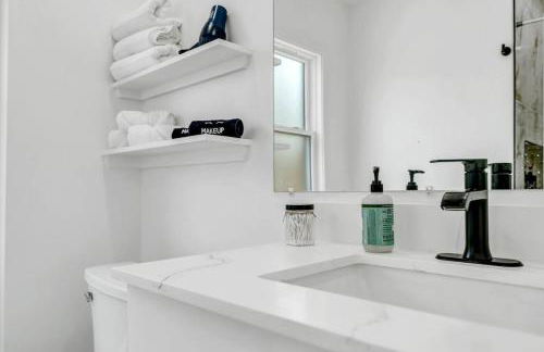 Stylish And Roomy Full House Dtwn - Photo 51