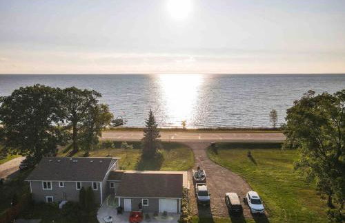 Modern Home on Mille Lacs Lake! Amazing yard and game-room! - Foto 1
