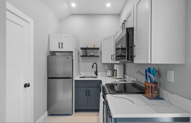 Modern Condo Perfect For Winter Rental - Photo 1