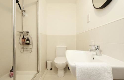 Contractor 4 Bed 3 Bath House Near Airport Parking Barry Island with Parking - Foto 33