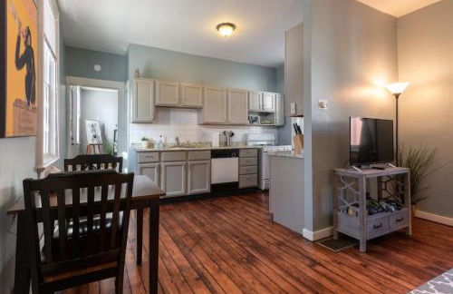 Cozy Apt in Walkable Area Downtown with Parking - Foto 2