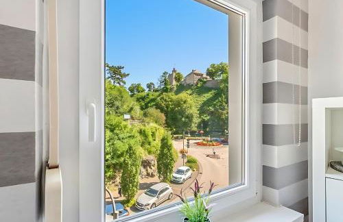 BAT Home Solutions Saarburg Altstadt - alles was ein Hotel nicht bietet - 3 Apartments 45 bis 75 qm für bis zu 12 Personen - direkt unter der Burg - 2 Min zur Altstadt - Weinbergblick, Heimkino und E-Ladesäulen - Foto 24