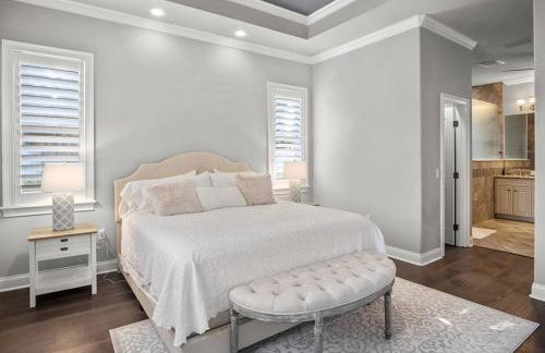 Elegant Home with Pool, Office, Theater, and Fence - Foto 14