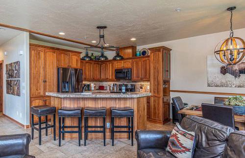 HotTub-Elkpoint-True Ski In Ski Out Family &Pet Friendly - Photo 9
