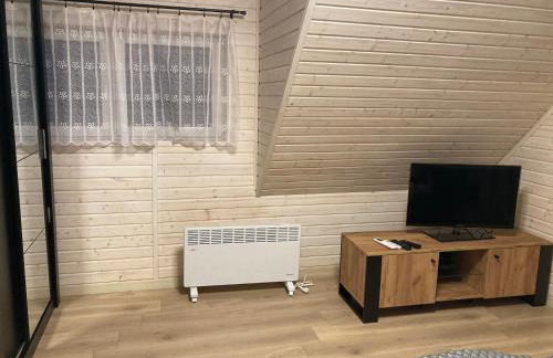 Domek drewniany nad stawem - Foto 16