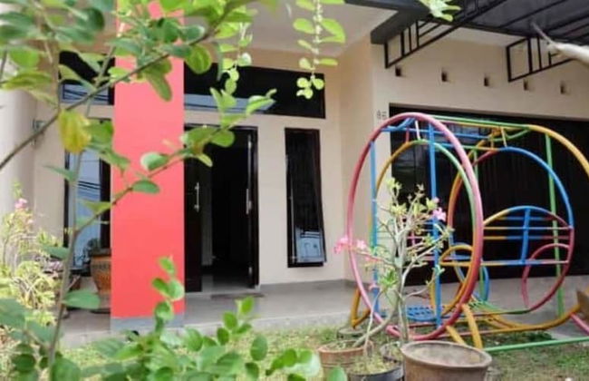 Homestay Tegal Kota by Simply Homy - Photo 13