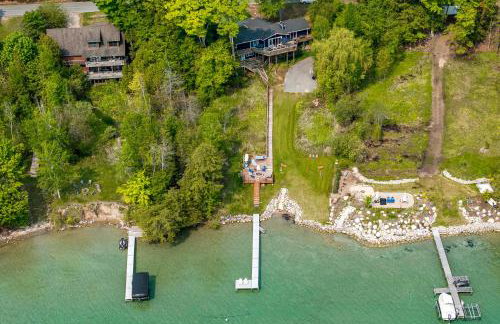 Waterfront Deck and Dock Torch Lake Home! - Foto 38