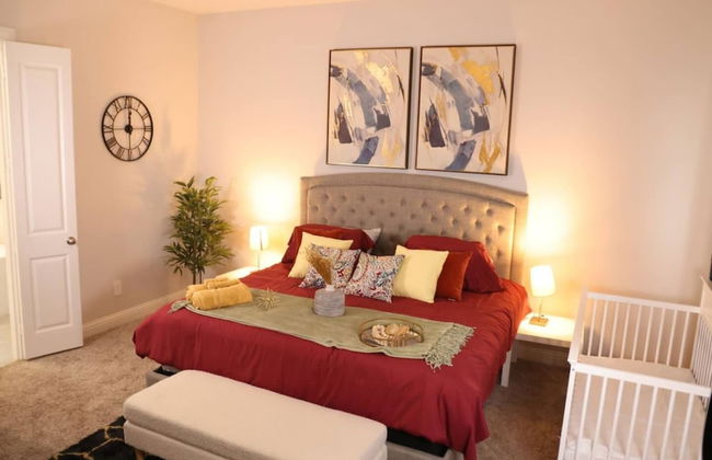 Spacious Home w Putting Green -for Extended Stays - Photo 24