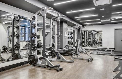 FiDi Studio w Residents Bar Golf Simulator Gym NYC-271 - Photo 11