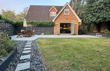 Contemporary detached house short train to London - Photo 9