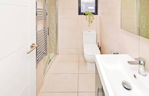 Spacious Multi-Level 3 Bedroom 2 Bathroom Family Apartment Near Hoxton Sleeps 6 - Foto 9