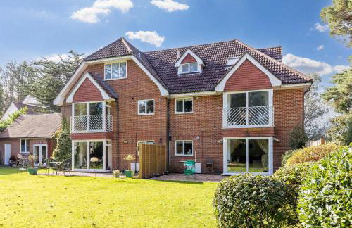 The Gables Penthouse - 15-Minute Walk to Branksome Chine Beach - Photo 2