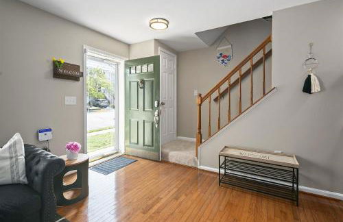 4BR Townhome, Close to Shops & Restaurants, 40 Mins to DC - Foto 23