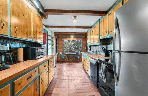 Unique Cabin With Hot Tub Close to Town - Foto 16