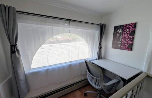 Spacious duplex retreat in city w/ Parking nearby - Foto 40