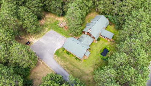 8BR 5BA Huge Dog Friendly Log Cabin near Wisconsin Dells and Lake sleeps 25plus - Foto 2