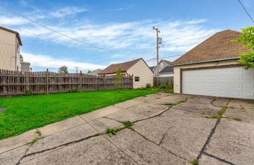 Renovated Main Floor Large 3 Bed House - Photo 28