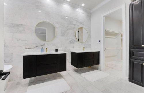 Luxury Oak Lawn Home | Game Room, Parking, Balcony - Foto 17