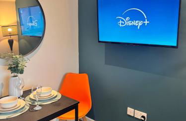 #81 Stylish Top Floor - for 2 - 10 mins to Brueton Park - " Perfect for Business Traveler and Couple - Free Parking" - Foto 4