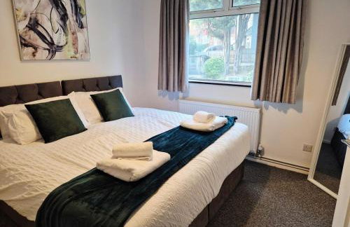 Modern 4 bed House with Free Parking - Photo 3