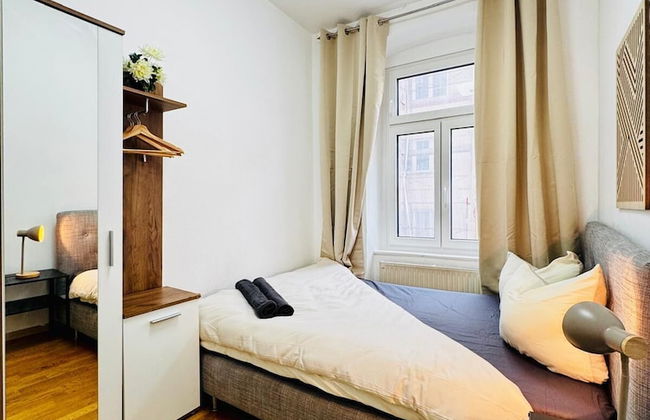 Comfy 4BR 10 Min Transport to Stadthalle - Photo 2