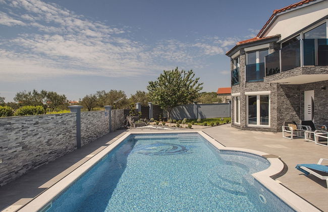 Modern Villa With Private Pool Consisting of 2 Apartments Near the Beach - Photo 20