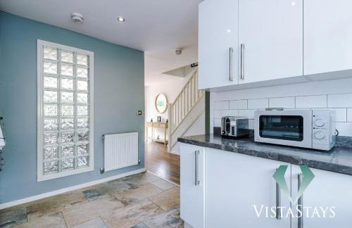 Spacious 3BDR House By Vista Stays Short Lets & Serviced Accommodation Salford With Pool Table & Free Parking - Photo 11
